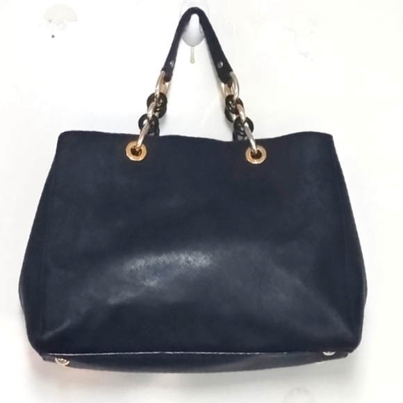 Elegant Black Faux Leather Tote with Gold Chain Handles – Chic Shoulder Bag - Picture 2 of 11